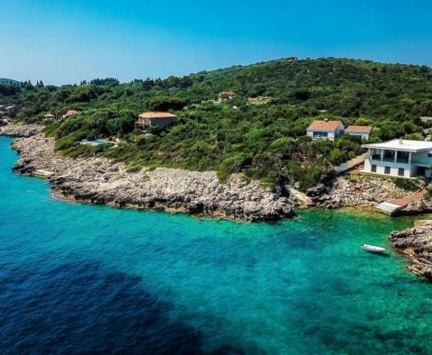 Nouvelle villa moderne en bord de mer près de Dubrovnik sur l'une des îles Elafiti 