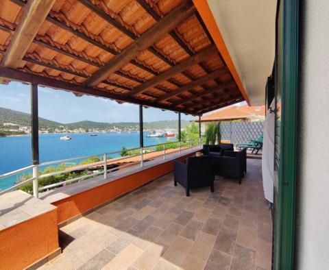 Rzadka nieruchomość w pierwszej linii do morza w Vinišću, Trogir, na sprzedaż 