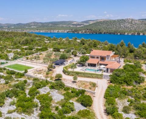 Wunderschöne 5*****-Sterne-Villa im rustikalen Stil, 100 m vom Meer entfernt! 