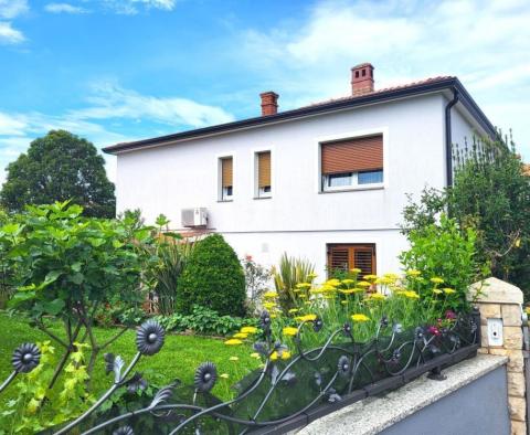Dům se 4 apartmány na prodej v Umagu, pouze 2 km od moře 