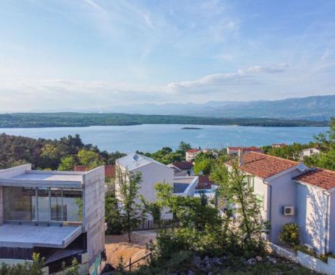Építési telek 1040m2, mindössze 300 méterre a tengertől, tengerre néző kilátással, csendes helyen Klimnóban 