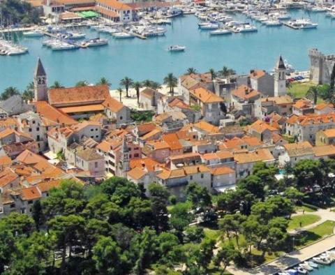 Trzypiętrowy odnowiony kamienny dom w historycznym centrum miasta Trogir 