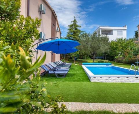 Gyönyörű villa mindössze 450 méterre a strandtól Fazanában, tengerre néző kilátással és nagy tereppel! 