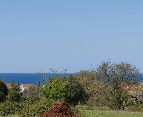 Stavební pozemek s výhledem na moře v oblasti Poreč 900 metrů od moře 