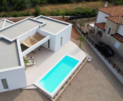 Luxuriöse moderne Villa mit Pool und Meerblick im weiteren Umkreis der Stadt Krk 