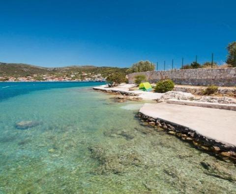 Urban land 250m from the sea in Vinisce 