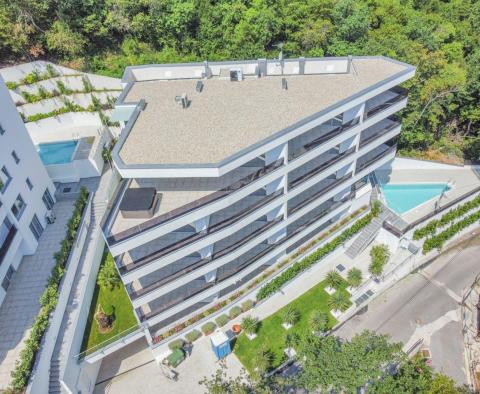Beautiful apartment in a new building with a sea view, shared pool, garage in Opatija 