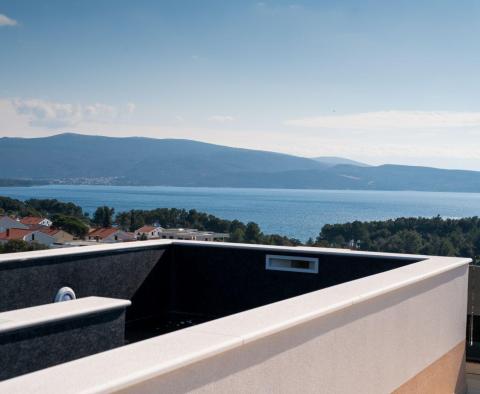Zweistöckiges Luxus-Penthouse mit Dachterrasse und Swimmingpool 