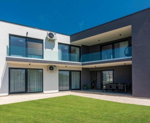 Nově postavená luxusní vila v Privlaka 100 metrů od moře 