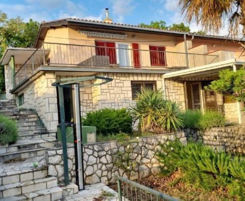Seaside house in a great location with sea views 