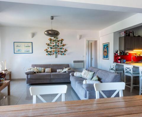 Beautiful family apartment with terrace and garage by the sea in Banjole. for sale 