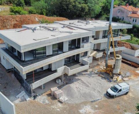 Beautiful new building near the beach and the town of Lovran 