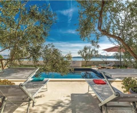 En exclusivité chez nous ! Superbe villa en 1ère ligne à Seget Donji, Trogir, à vendre ! 