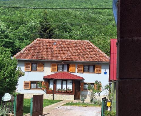 Steinhaus mit großem Garten in Sinac, Otocac 
