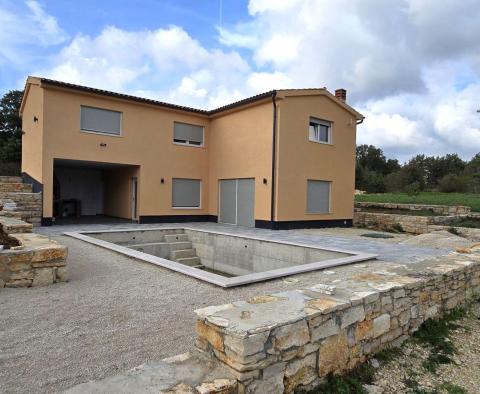 A charming newly built villa with a swimming pool on a plot of 1 ha in Svetvincenat, for sale 