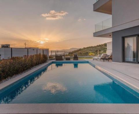 Atemberaubende neue moderne Villa in Podstrana, 300 m vom Meer entfernt, zu verkaufen 
