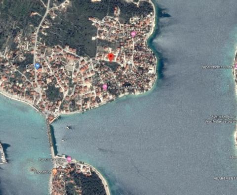 L'un des rares terrains restant à Rogoznica libre pour la construction - avec une vue magnifique sur la mer 