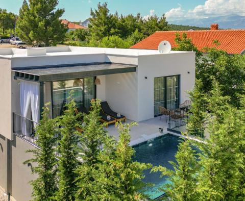 Új építésű villa medencével, második sorban a tengertől Zadar környékén, eladó 