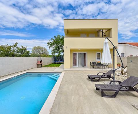 Perojban, Vodnjanban, a tengertől 1,5 km-re villa eladó 