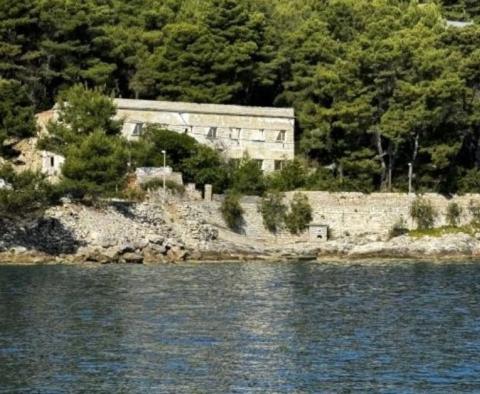 Просторное здание на первой линии моря, остров Шолта, на продажу 