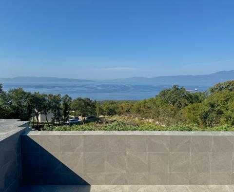 Nová moderní vila s nekonečným bazénem, garáží, zahradou, panoramatickým výhledem na moře v Kostreně, na prodej 