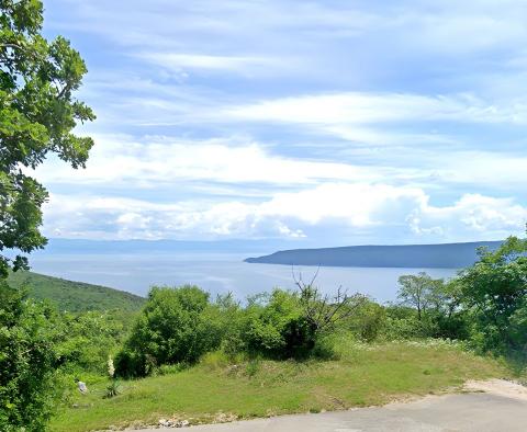 Városi telek Brsec környékén, panorámás kilátással a tengerre, eladó 