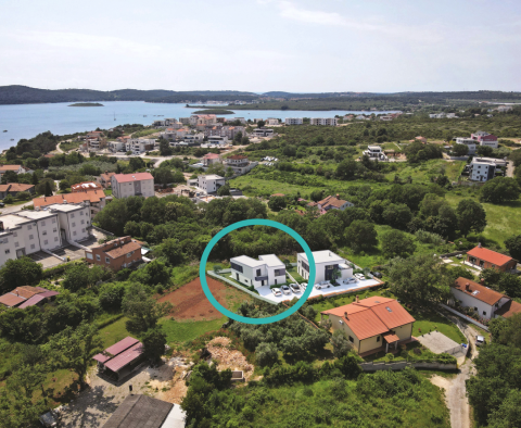 Eladó új modern építészeti ház két lakóegységgel a Rohbau színpadon Medulinban 