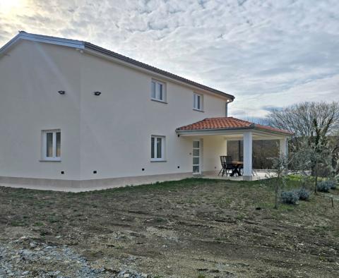 Új villa Cerovje-ban úszómedencével és két építési telekkel eladó 
