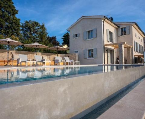 Hôtel familial moderne avec restaurant professionnel et vue panoramique à Buje, à vendre 