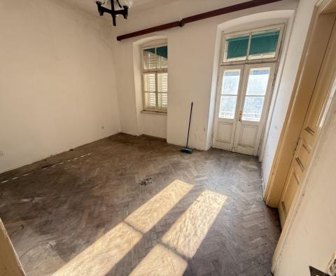 Duplexwohnung zur Renovierung in Crikvenica, 1. Reihe zum Meer, zu verkaufen 