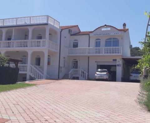 Super mini-hôtel à seulement 50 mètres de la mer sur Ciovo, près de la célèbre ville de Trogir 