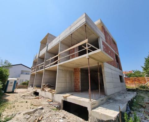 Třípodlažní byt s garáží a výhledem na moře ve městě Krk, na prodej 