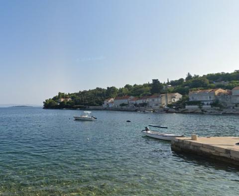 Terrain en première ligne avec ancienne maison et projet de rénovation à Korčula, à vendre 