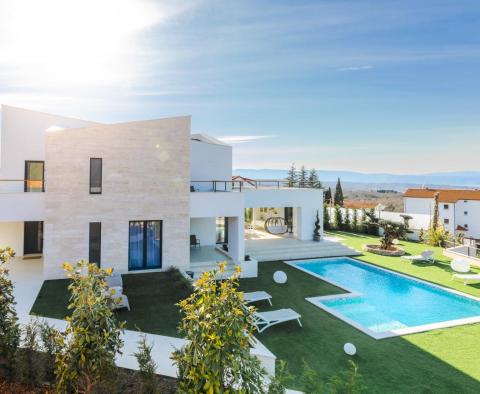 Villa moderne exceptionnelle sur Krk, à 1800 m de la mer, à vendre 