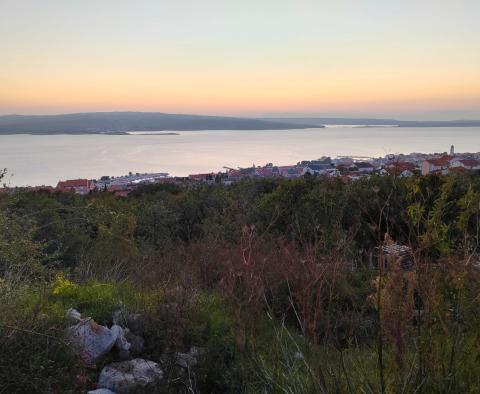 Terrain urbain avec projet et permis à Crikvenica, à 700 m de la mer, à vendre 