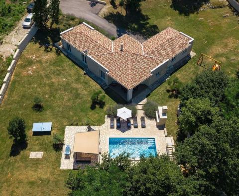 Nagyon különleges villa medencével, 4260 m²-es tágas területen és teljes magánélettel, Krsan környékén, eladó 