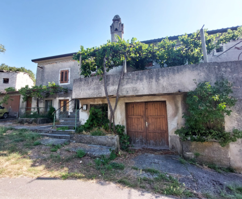 Maison en pierre en phase de rénovation avec vue sur la mer dans la région de Labin - excellente investissement, à vendre 