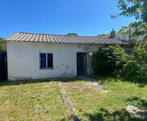 Eladó 1,200 m2-es kerttel rendelkező családi ház Kraljevicában 