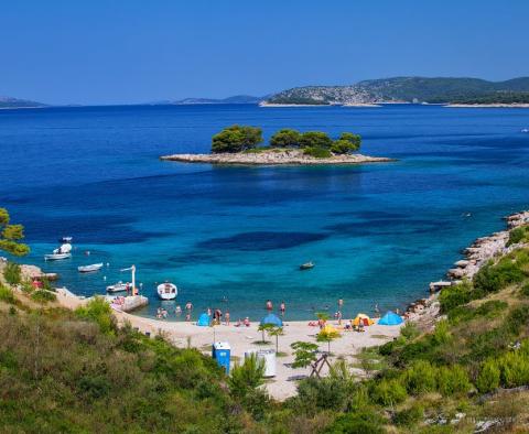 Villa moderne dans la région de Primosten, à seulement 50 mètres de la mer, à vendre 