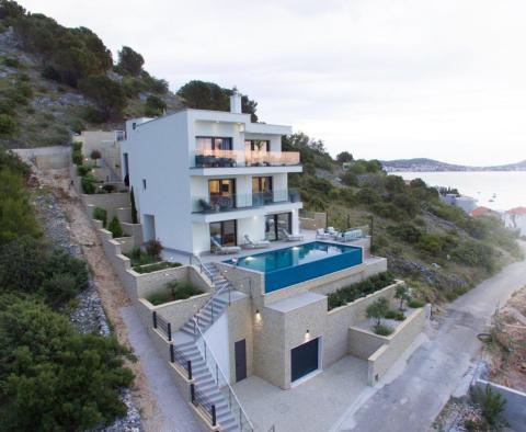Új, modern tervezésű villa Rogoznicában, 50 méterre a tengertől, eladó 