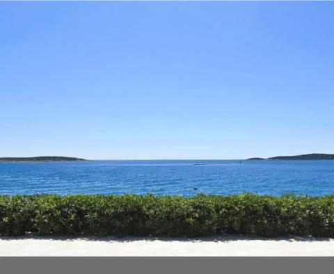 Villa incroyable en bord de mer sur l'île de Vis avec deux appartements et de vastes terrasses, à vendre 