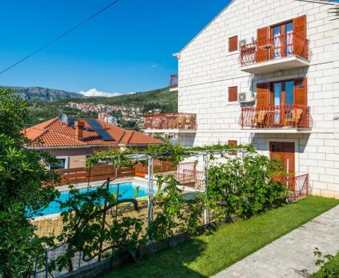 Belle pension avec 4 appartements dans la baie de Lapad avec de magnifiques vues sur la mer et piscine, à vendre 