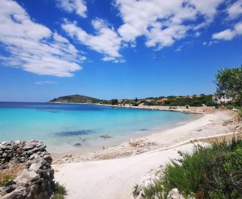 House on Drvenik island in a shell condition, 150m from the sea, for sale 
