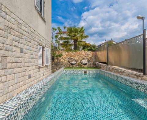 Apartmenthaus mit zwei Schwimmbädern und Meerblick, 300 m vom Meer entfernt, zu verkaufen 