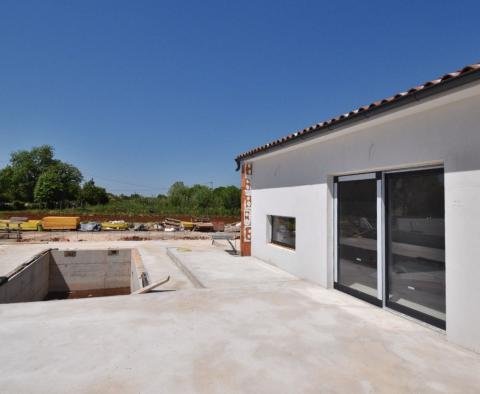 Nouvelle villa moderne de plain-pied dans un emplacement calme à Ližnjan, à vendre 