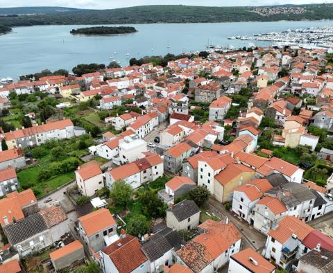 Terrain avec permis de construire prêt à être construit à Punat 
