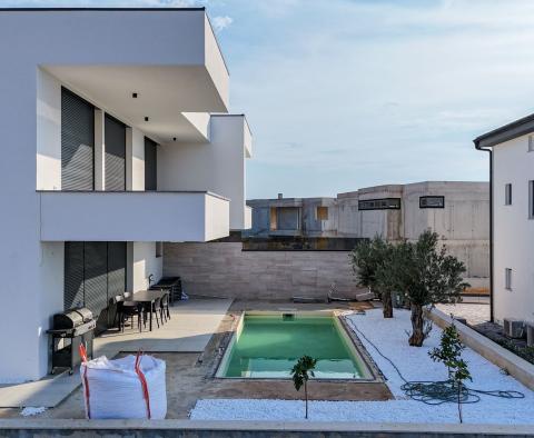 Villa moderne avec piscine à Punat, à 500m de la mer, à vendre 