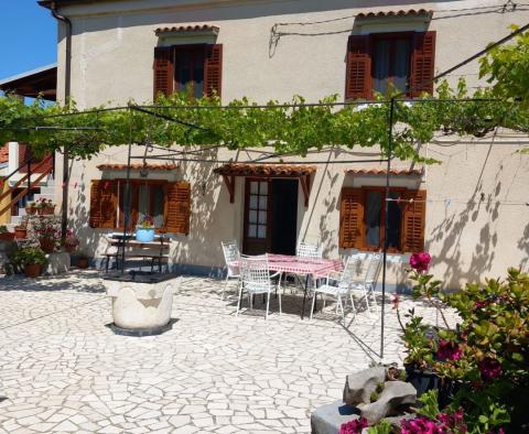 Maison en pierre avec deux appartements et vue sur la mer à Veli Losinj, à vendre 