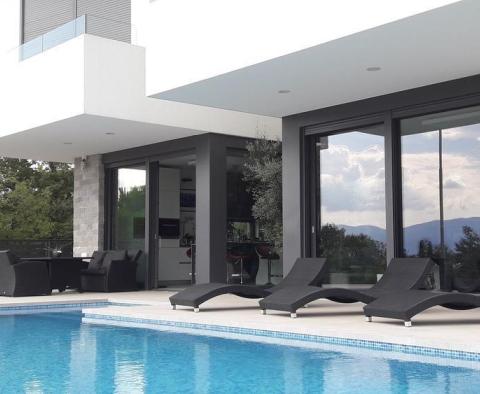 Villa récemment construite à Kostrena, première ligne de construction vers la mer 
