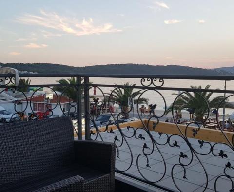 Geschmackvoll renoviertes Gebäude direkt am Meer mit stilvollem Restaurant und drei Apartments in Ciovo 